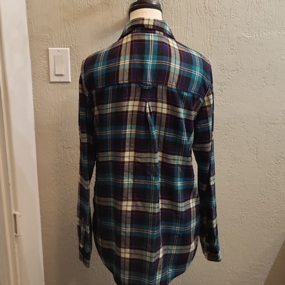 American Eagle Boyfriend Fit AHH-Mazingly Soft Flannel Button Down - Picture 4 of 6